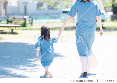 連接手的父母和孩子背面圖 102023367