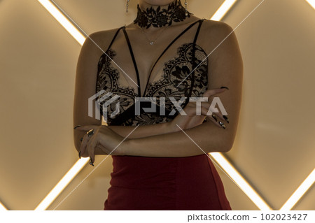 一個穿著內衣的女人雙臂交叉在胸前 102023427
