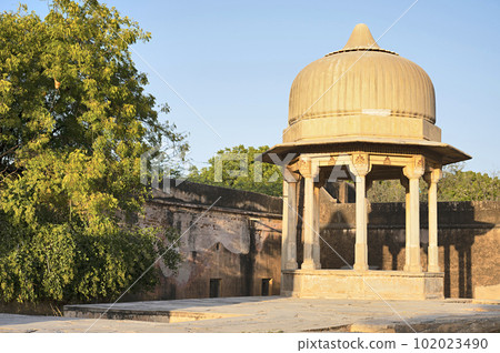 Old water well, near Seth Harmukhrai Sanehiram Chokhani Double Haveli, located in Mandawa, Shekhawati, Rajasthan, India 102023490