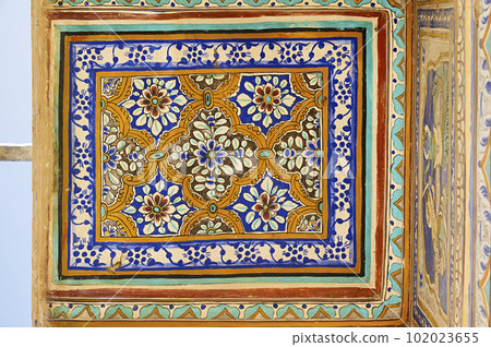 Colourful ceiling painting on the outer wall of an old haveli, located in Ramgarh, Shekhawati, Rajasthan, India 102023655