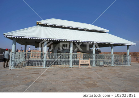 The Jaivana Cannon, is a large 18th-century cannon preserved at Jaigarh Fort, at the time of its manufacture in 1720, it was the world's largest cannon on wheels, Jaipur, Rajasthan, India The Jaivana Cannon, is a large 18th-century cannon preserved at Jaigarh Fort, at the time of its manufacture in 1720, it was the world's largest cannon on wheels, Jaipur, Rajasthan, India 102023851