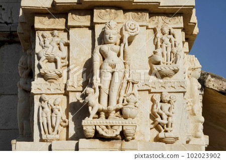 Carved pillars of Shri Jagat Shiromani Mandir, is a Hindu temple situated in Amer, this temple is dedicated to the Hindu gods Meera bai, Krishna and Vishnu, it was constructed between 1599 and 1608 AD Carved pillars of Shri Jagat Shiromani Mandir, is a Hindu temple situated in Amer, this temple is dedicated to the Hindu gods Meera bai, Krishna and Vishnu, it was constructed between 1599 and 1608 AD 102023902