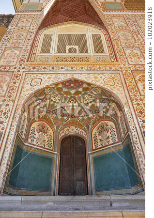 Colourful frescoes on Ganesh Pol or Ganesh gate. This entrance is the entry into the private palaces of the Maharajas at Amber fort, Jaipur, Rajasthan, India Colourful frescoes on Ganesh Pol or Ganesh gate. This entrance is the entry into the private palaces of the Maharajas at Amber fort, Jaipur, Rajasthan, India 102023918