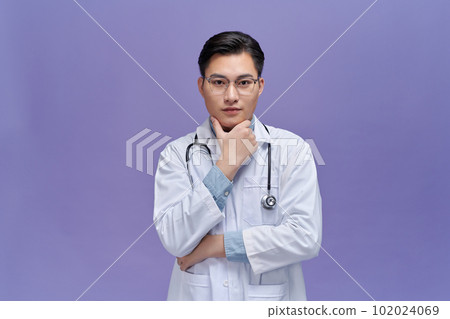 Young friendly doctor man against a grunge wall with a copy space thinking Young friendly doctor man against a grunge wall with a copy space thinking 102024069