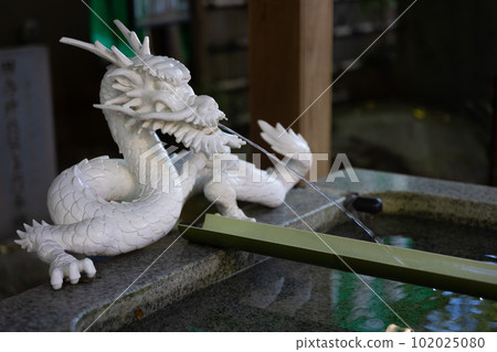 A dragon sculpture installed in the chozuya at Tanashi Shrine A dragon sculpture installed in the chozuya at Tanashi Shrine 102025080