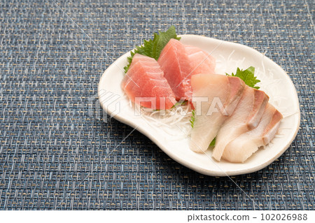 金槍魚和黃尾魚生魚片 金槍魚和黃尾魚生魚片 102026988