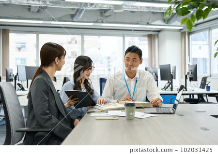 men and women discussing in the office men and women discussing in the office 102031425