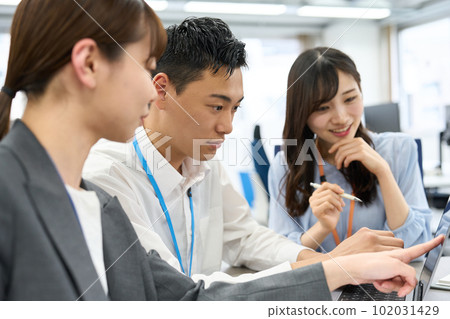 men and women discussing in the office 102031429