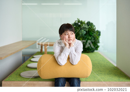 表情憂鬱的女人 102032021