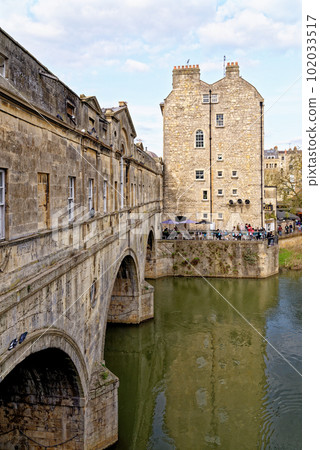 The Weir and Pulteney Bridge on river Avon in Bath, Somerset, England 102033517