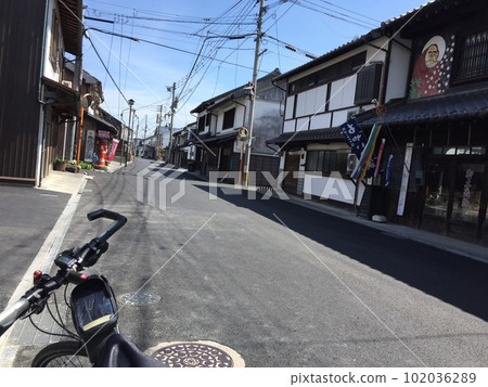 Cycle through the castle town 102036289