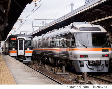 [Nagoya Station] Rapid Mie and Limited Express Hida waiting for departure 102037818