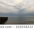 有點陰天的海邊照片。 有點陰天的海邊照片。 102038232