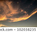 橙色夕陽雲的照片。 橙色夕陽雲的照片。 102038235