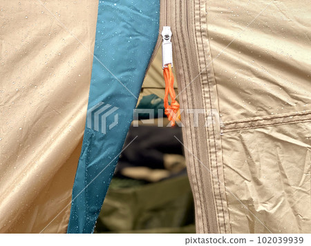 打開帶有水滴的帳篷入口夾頭 102039939