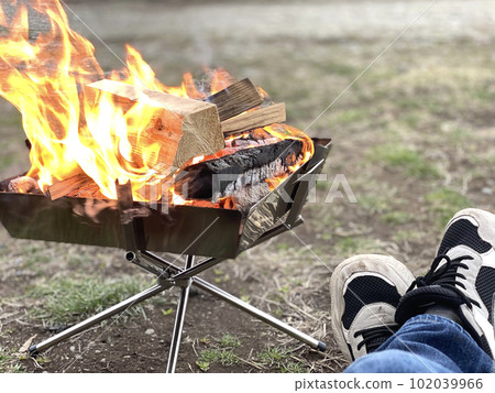 在篝火旁放鬆雙腳 102039966