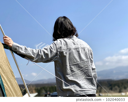 woman with tent poles 102040033