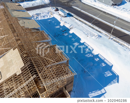 Aerial drone view of a multifamily apartment complex under construction. 102040286