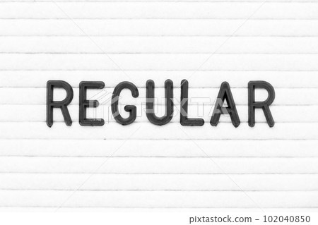 Black color letter in word regular on white felt board background Black color letter in word regular on white felt board background 102040850