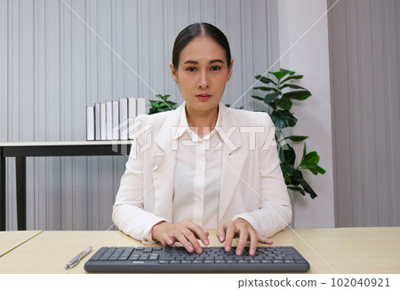 Business people meeting on line 102040921