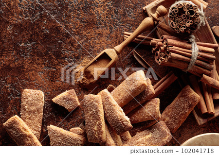 Sweet cinnamon cookies with ingredients. 102041718