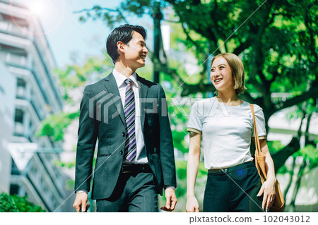 帶著行道樹在戶外散步的微笑日本商人 102043012
