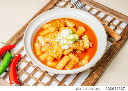 Tteokbokki, Stir-fried Rice Cake : Sliced rice cake bar (garaetteok) or thin rice cake sticks (Tteokbokkitteok) stir-fried in a spicy gochujang sauce with vegetables and fish cakes. 102043587