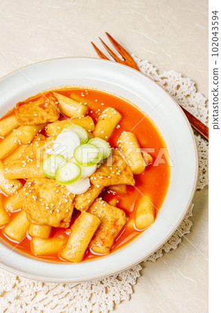 Tteokbokki, Stir-fried Rice Cake : Sliced rice cake bar (garaetteok) or thin rice cake sticks (Tteokbokkitteok) stir-fried in a spicy gochujang sauce with vegetables and fish cakes. 102043594