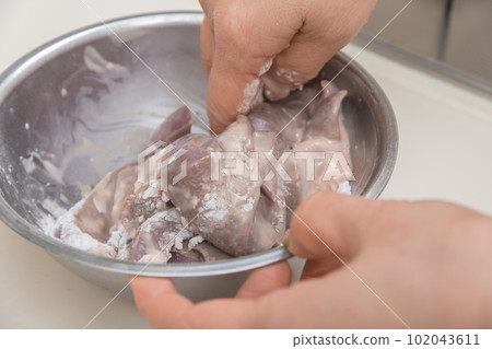 [準備好後將片栗子和色拉油與豬肝混合] 102043611