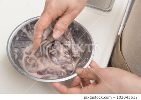 [準備好後將片栗子和色拉油與豬肝混合] 102043612