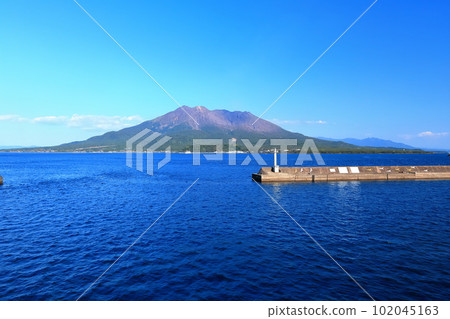 [Kagoshima Prefecture] Sakurajima in fine weather seen from the Sakurajima ferry 102045163
