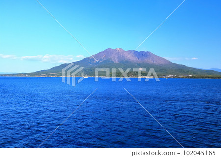 [鹿兒島縣]從櫻島渡輪看到的晴朗的櫻島 102045165
