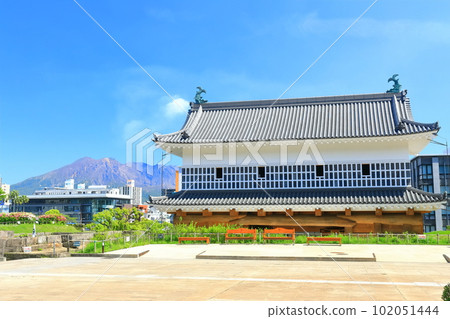 [Kagoshima Prefecture] Sakurajima and Tsurumaru Castle Ruins (Goroumon Gate) Kagoshima Castle Ruins 102051444