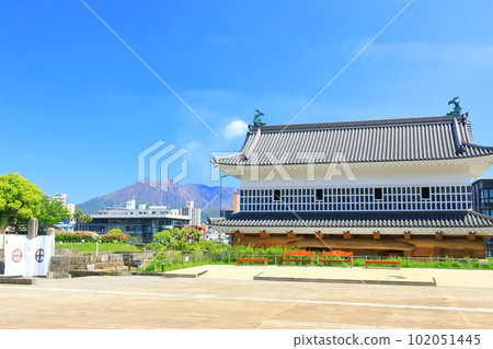 [Kagoshima Prefecture] Sakurajima and Tsurumaru Castle Ruins (Goroumon Gate) Kagoshima Castle Ruins 102051445