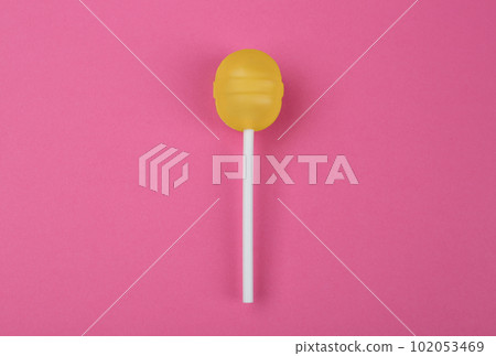 Tasty lemon lollipop on pink background, top view 102053469