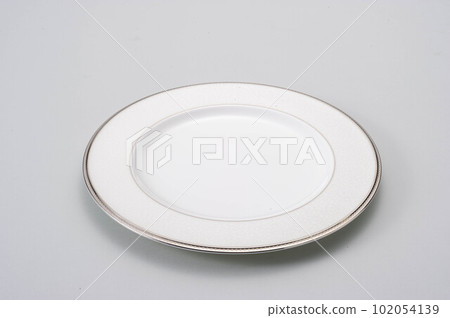 A white round plate placed on a white background 102054139