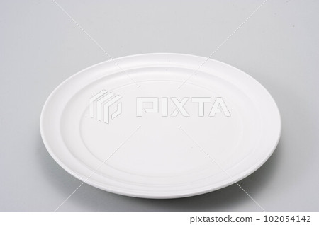 A white round plate placed on a white background 102054142