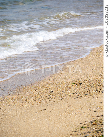 沙灘上的波浪。 沙灘上的波浪。 102058235