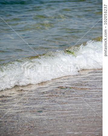 海浪拍打著海灘。 102058237