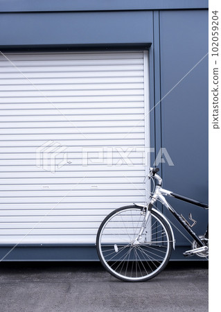 Container and bicycle Container and bicycle 102059204