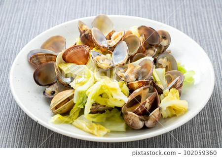 Sake steamed spring cabbage and clams. 102059360