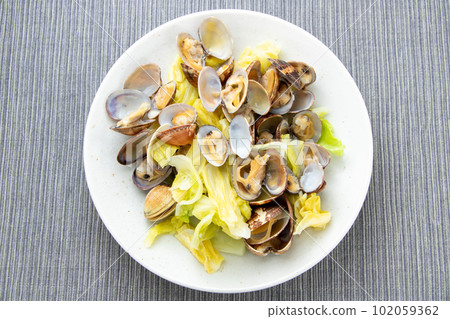Sake steamed spring cabbage and clams. 102059362