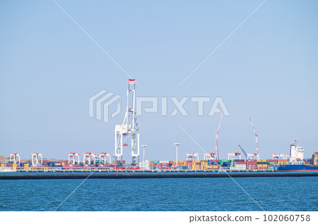 博多港的港口設施和龍門起重機 102060758