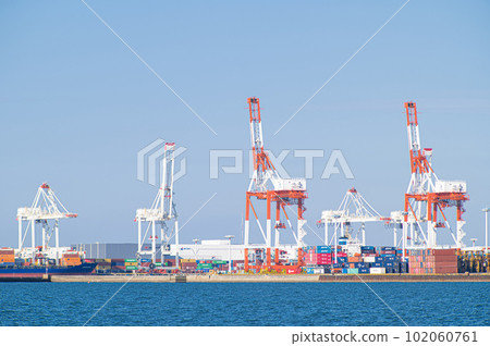 Harbor facilities and gantry cranes at Hakata Port 102060761