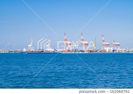 Harbor facilities and gantry cranes at Hakata Port 102060762