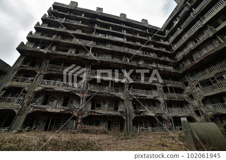 留在軍艦島上的第 65 號建築物（礦工公司住宅）的遺跡 102061945