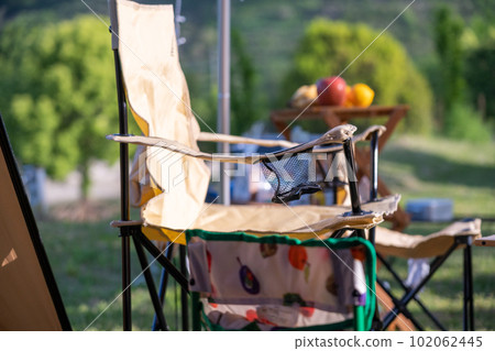 spread out the chairs at the campsite 102062445