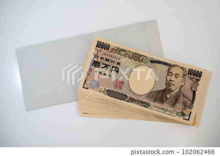 從信封裡拿出一疊錢 102062466