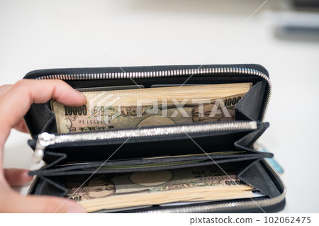 Put 500,000 yen in a black wallet Put 500,000 yen in a black wallet 102062475