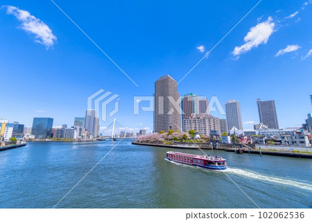 東京的春天，中央大橋和隅田川櫻花 102062536
